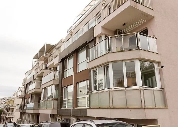 Peaceful Three-bedroom In Briz, By Flat Mаnаger شقة *