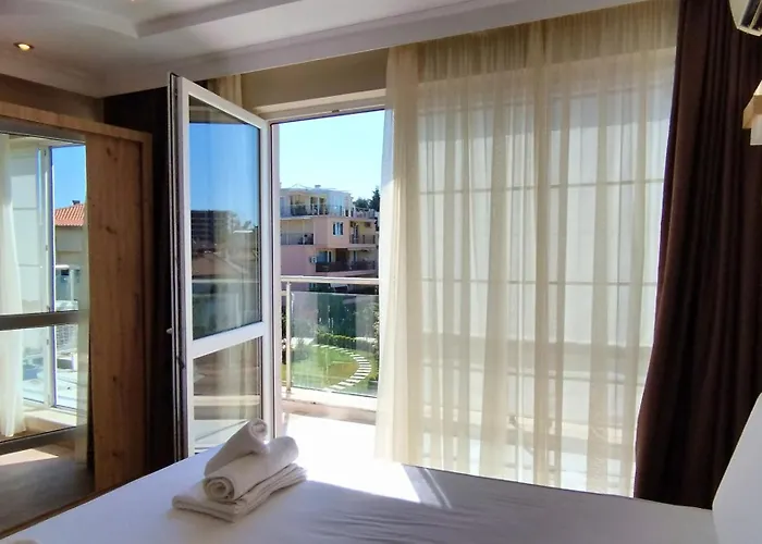 Peaceful Three-bedroom In Briz, By Flat Mаnаger * فارنا